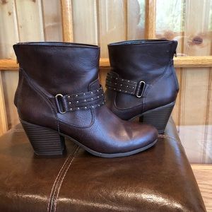 Dark-brown booties with heel and buckle